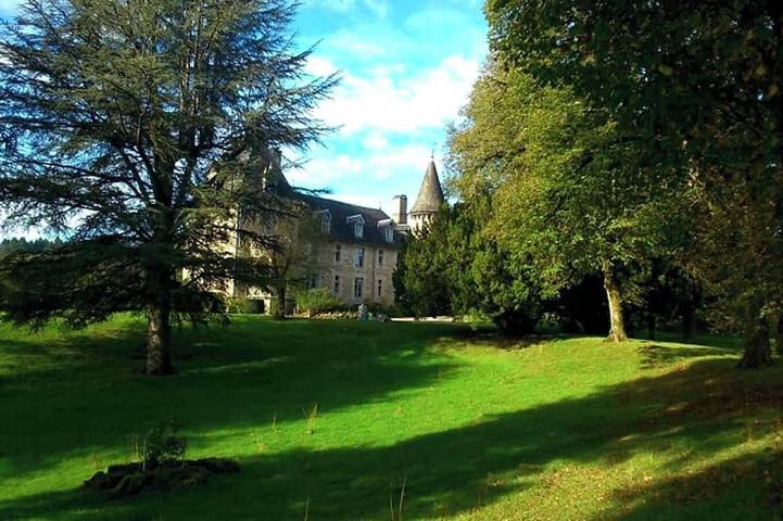 Location de vacances pour 18 personnes, avec jardin à La Roche-Canillac