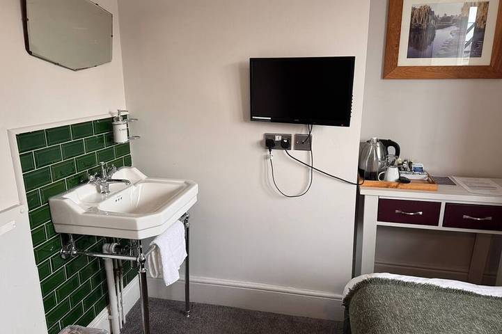 Double en-suite room at Regency Guest House in Market Ward, Cambridge