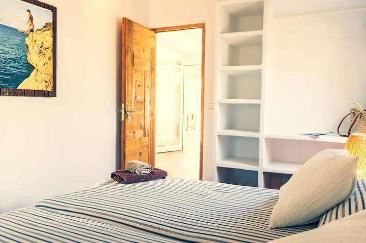 Casa de buen gusto, 2 habitaciones dobles, 2 baños, amplia terraza, jardín con ducha exterior, in Es Pujols, Formentera