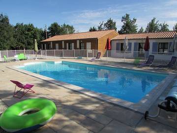 Gîte pour 5 personnes, avec piscine ainsi que terrasse et jardin à Nalliers