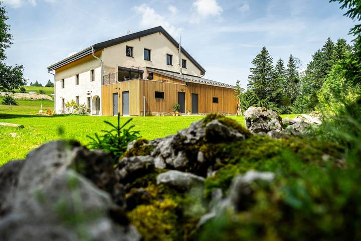 Location de vacances pour 6 personnes, avec terrasse ainsi que vue sur le lac et jardin dans le Jura