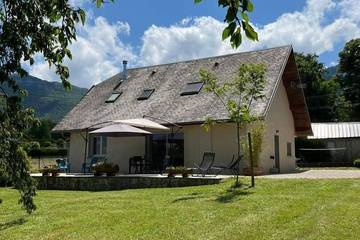 Gîte pour 6 personnes, avec terrasse et jardin à Montcel