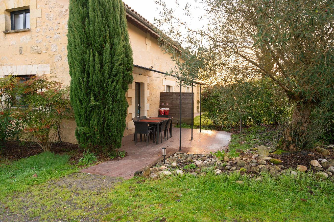 Gîte L'Ombrière with Shared Pool, Communal Terrace, and Wi-Fi in Saint-Caprais-de-Bordeaux, Bordeaux region