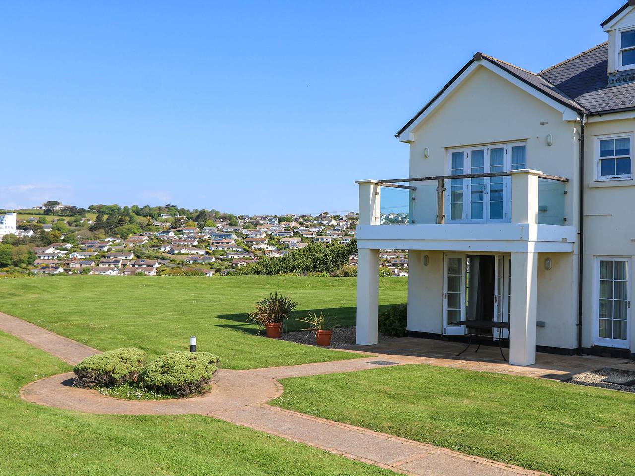 Entire apartment, 4 Thurlestone Beach House in South Milton, South Devon