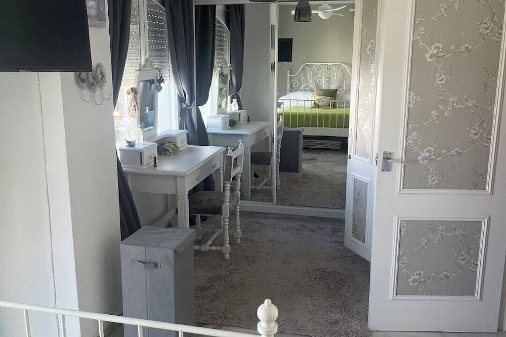 Lovely 3 bed 3 bath end villa with pool and beautiful port in Duquesa in Duquesa Regent, Manilva