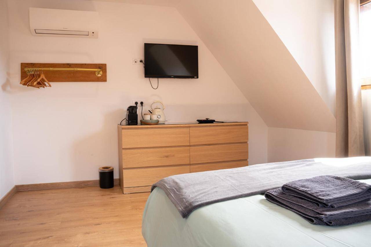 Double Room with Private Bathroom in Eguisheim, Parc naturel régional des Ballons des Vosges