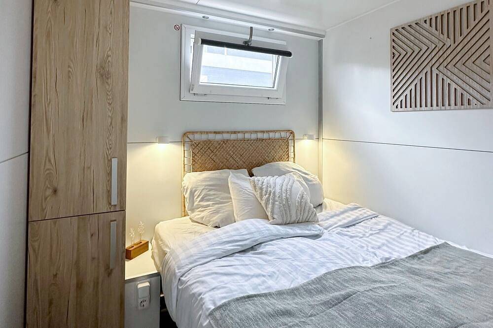 Tolles Schiff in Almere mit Seeblick in Holländische Küste