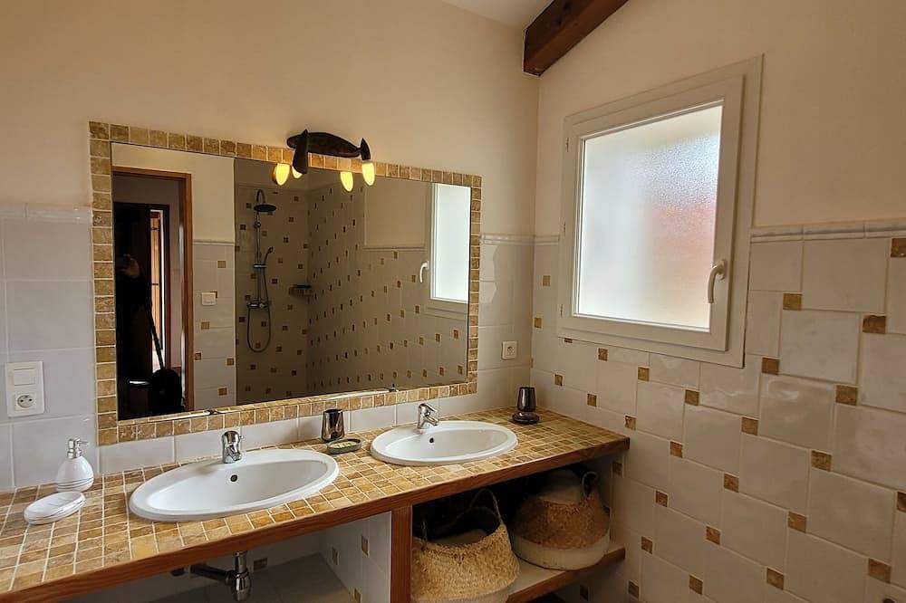 Casolare in pietra a secco con idromassaggio all'aperto, garantisce tranquillità in Granace, Sartène e dintorni