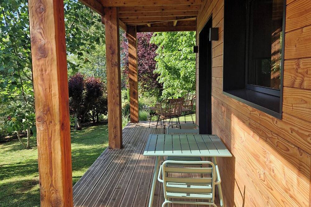 Lodge in a green setting. Panoramic view of the castle and mountains. in Foix, Ariège