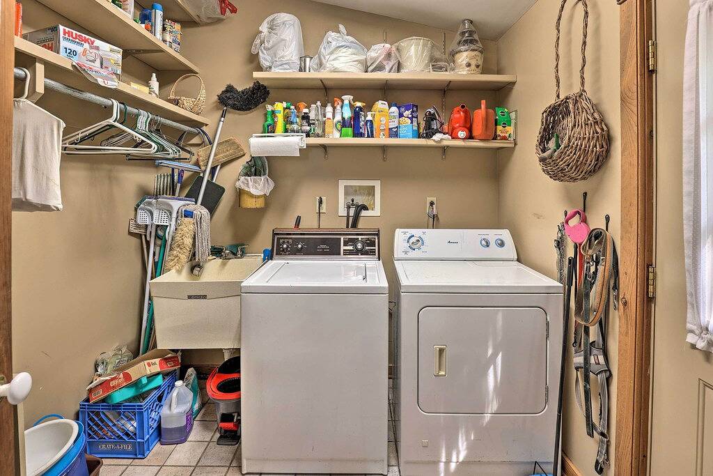 Serene Lodi Escape w/ Deck: Boat, Hike & Sip! in Seneca Lake