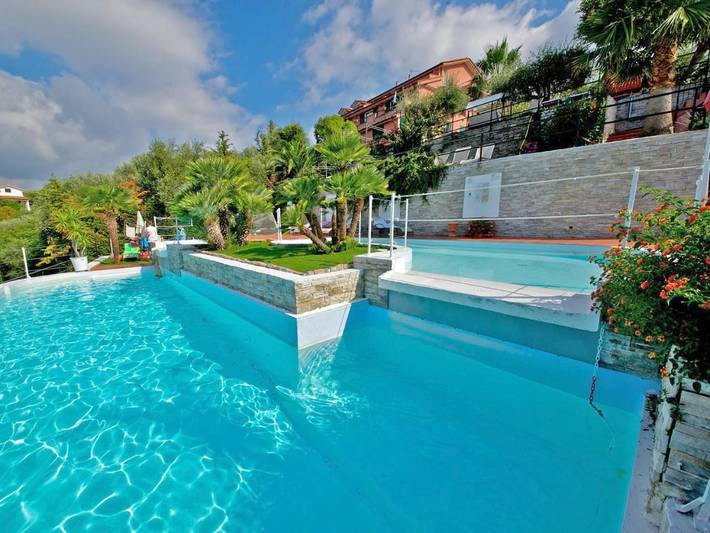 Appart’hôtel pour 6 personnes, avec Balcon et Jacuzzi ainsi que Terrasse et Jardin