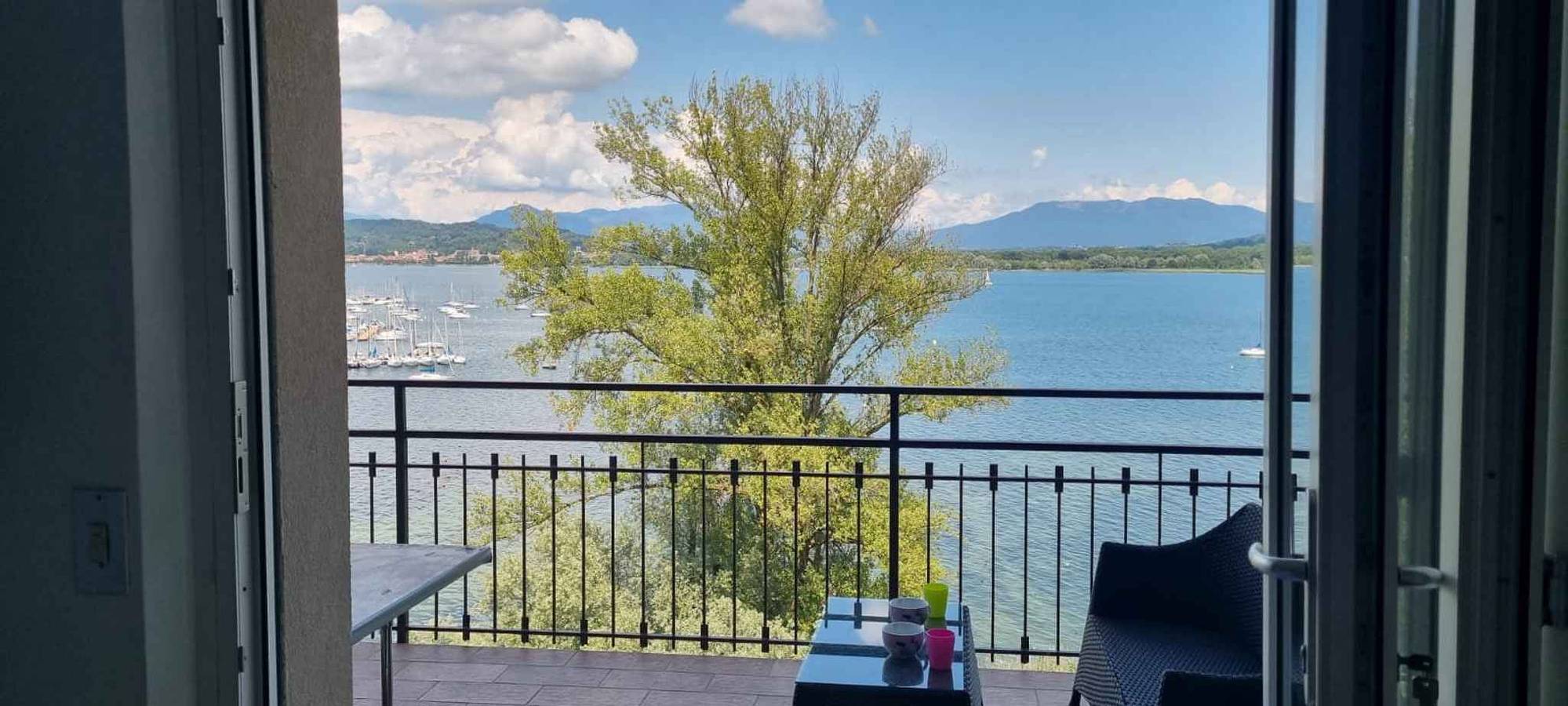 Ganze Ferienwohnung, Ferienwohnung mit Klimaanlage und Balkon mit Seeblick in Dormelletto, Lago Maggiore (Piemont)