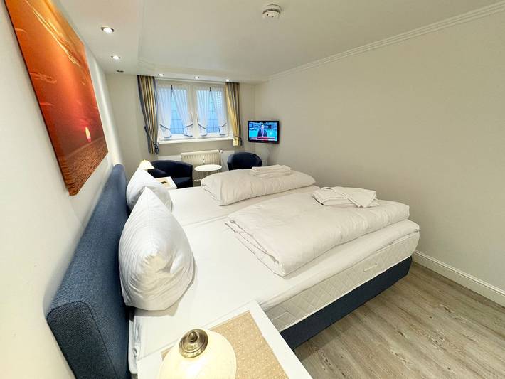 Ganze Wohnung, Stilvoll eingerichtete Ferienwohnung auf zwei Ebenen in direkter Strandlage in Wenningstedt, Sylt