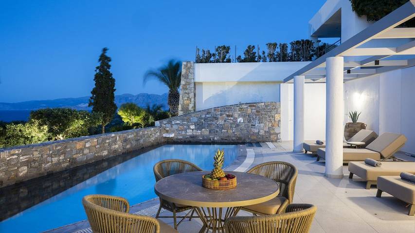 Villa for 4 people, with pool and hot tub as well as terrace, with pets in Elounda