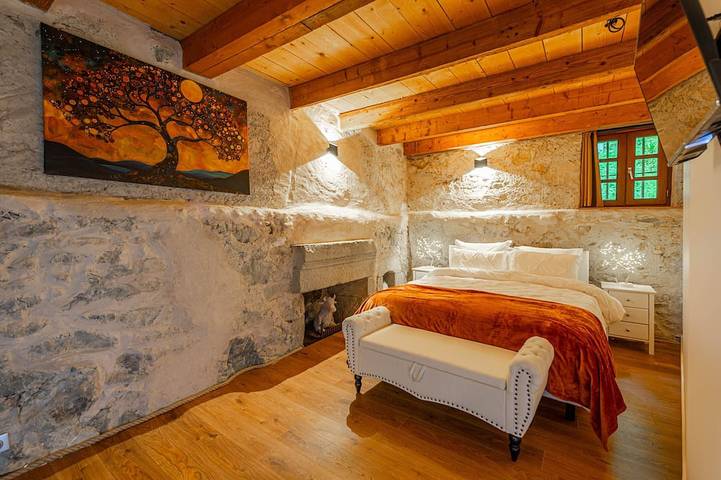 Gîte-Exklusiv-Ensuite mit Dusche-Blick auf den Wald-Dans un ancien moulin in Mûres, Parc naturel régional du Massif des Bauges