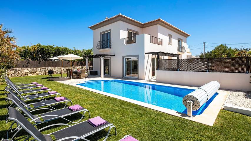 Location de vacances pour 8 personnes, avec piscine ainsi que jardin et vue sur l’océan dans Boliqueime