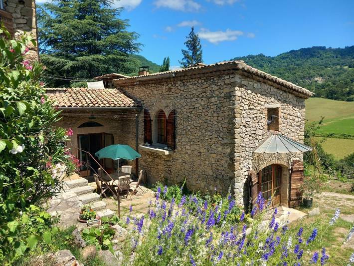 Gîte pour 6 personnes, avec terrasse à Félines-sur-Rimandoule
