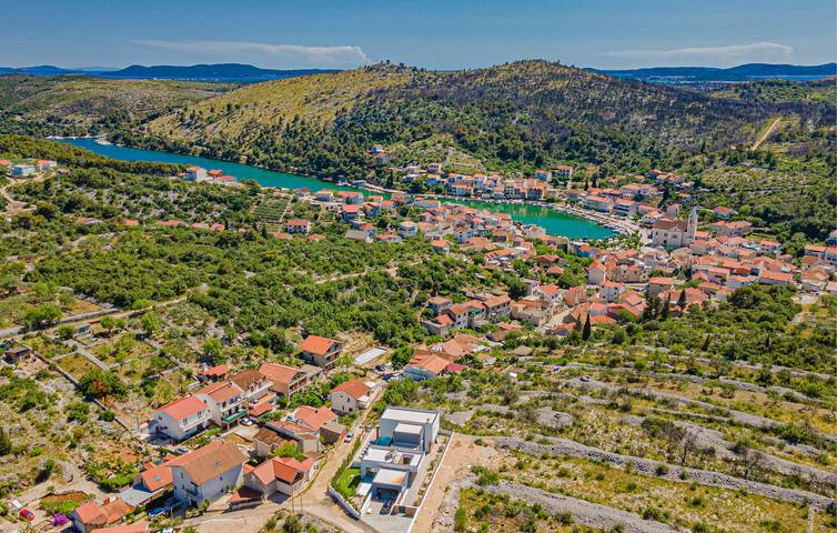 Charmante 2-Zimmer-Wohnung mit Pool und Terrasse in der Nähe des Flusses Krka in Raslina, Šibenik-Knin
