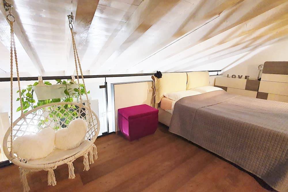 Entire apartment, Your Little Loft, Delightful Loft 15 minutes from Lake Garda in Villafranca di Verona, Verona Province