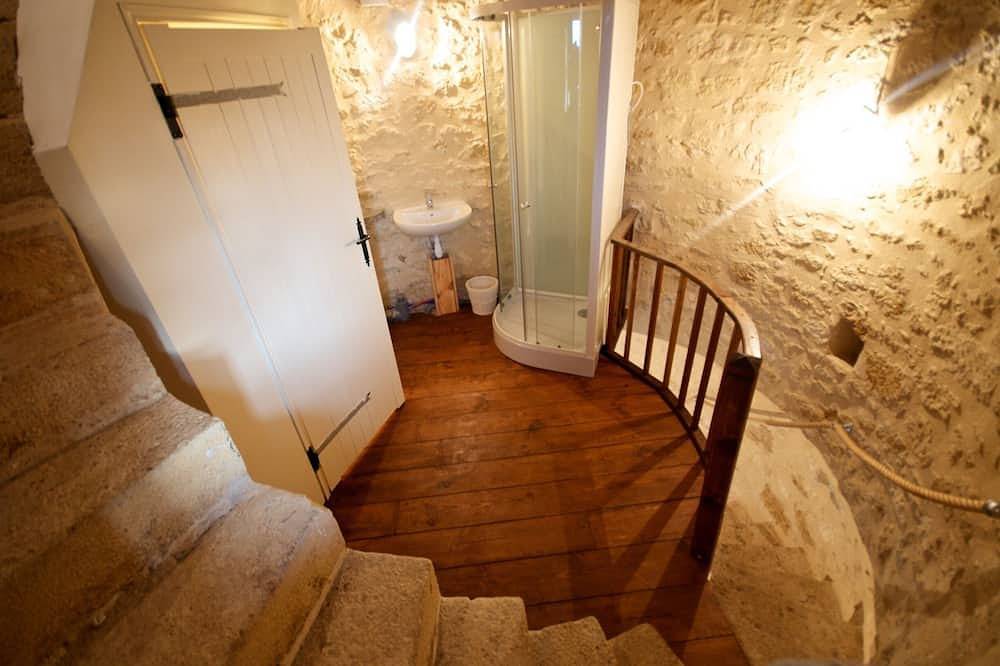 Einzigartiger, renovierter Turm für 2 Personen inmitten von Weinbergen in der Nähe von St. Emilion in Gensac, Libourne und Umgebung