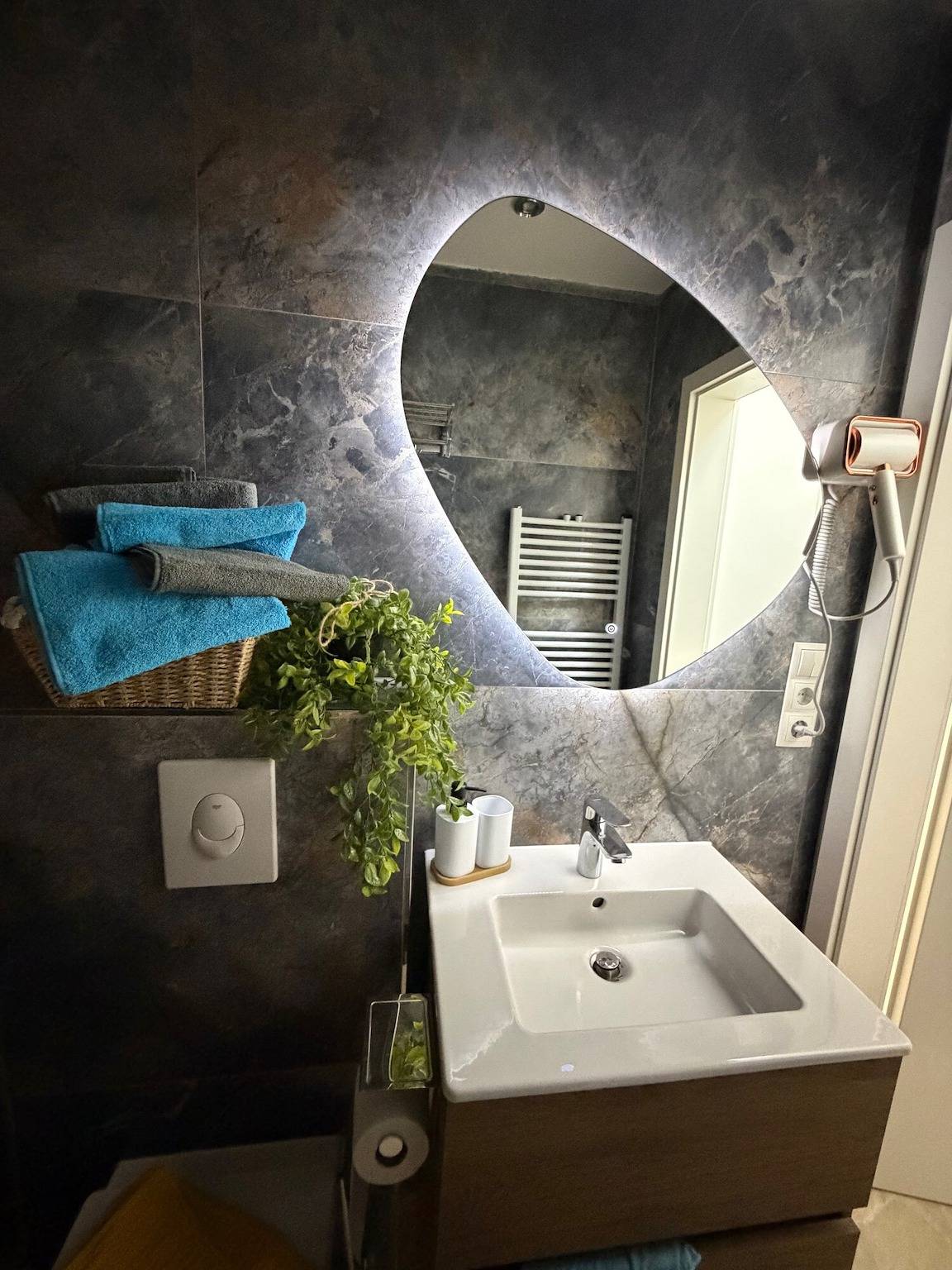 Ganze Wohnung, Apartment „Downtown“ mit Wlan und Klimaanlage in Bonn, Rheinland