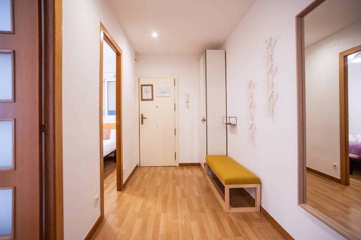 Ganze Wohnung, Ferienwohnung für 5 Personen mit Balkon in Barcelona Zentrum, Barcelona