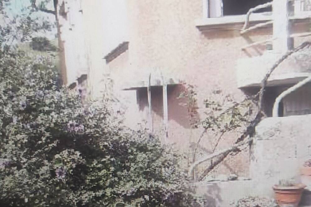 Entire apartment, Rental - Independent Apartment On The Ground Floor Of A House. in Théziers, Nimes region