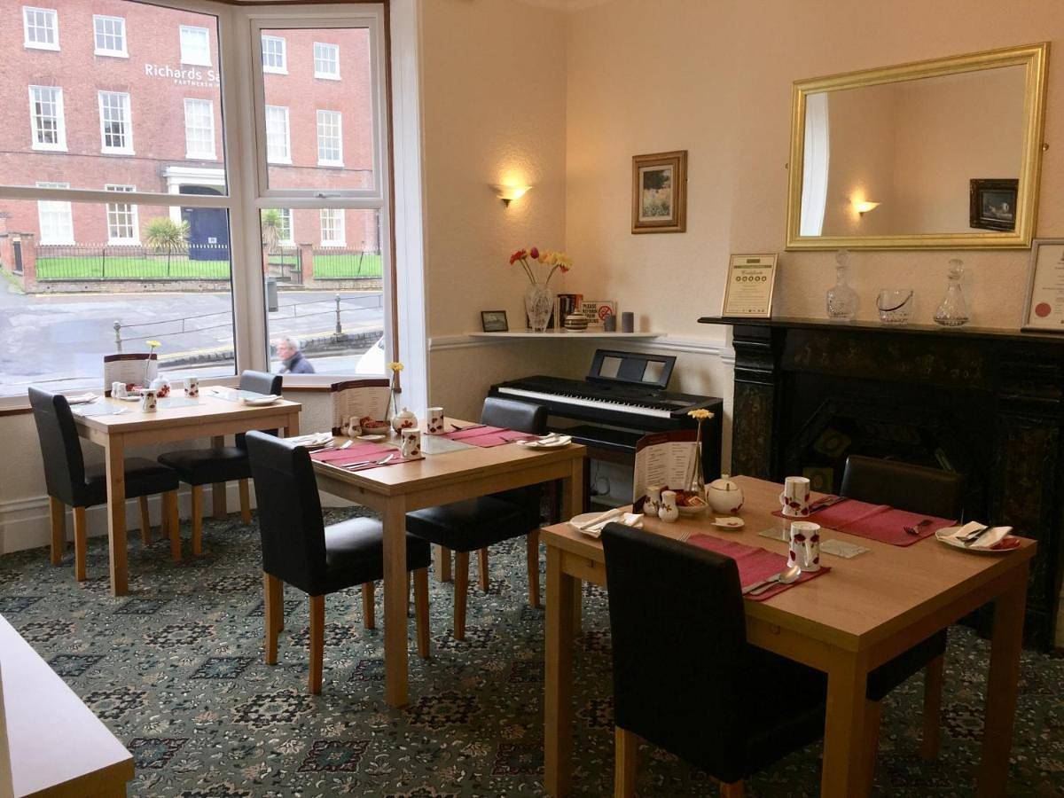Double Room with Private Bathroom in Worcester, Worcestershire