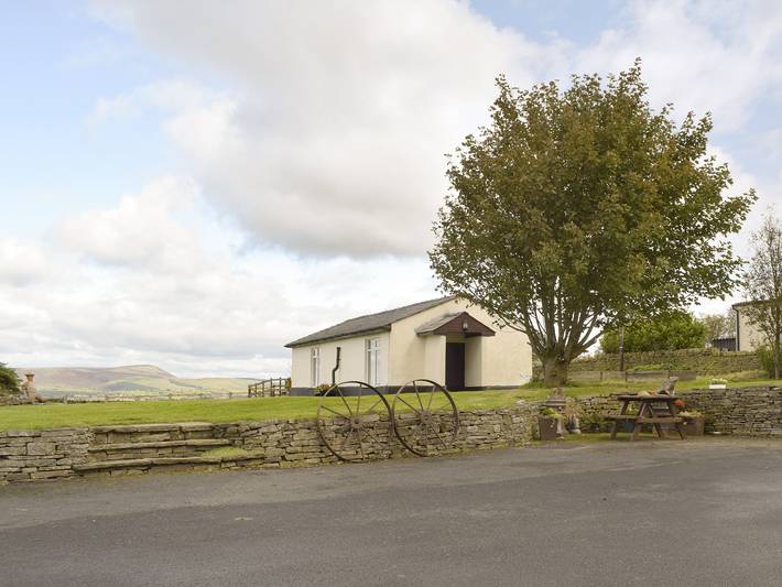 Log cabin for 2 people, with garden, with pets in Lancashire