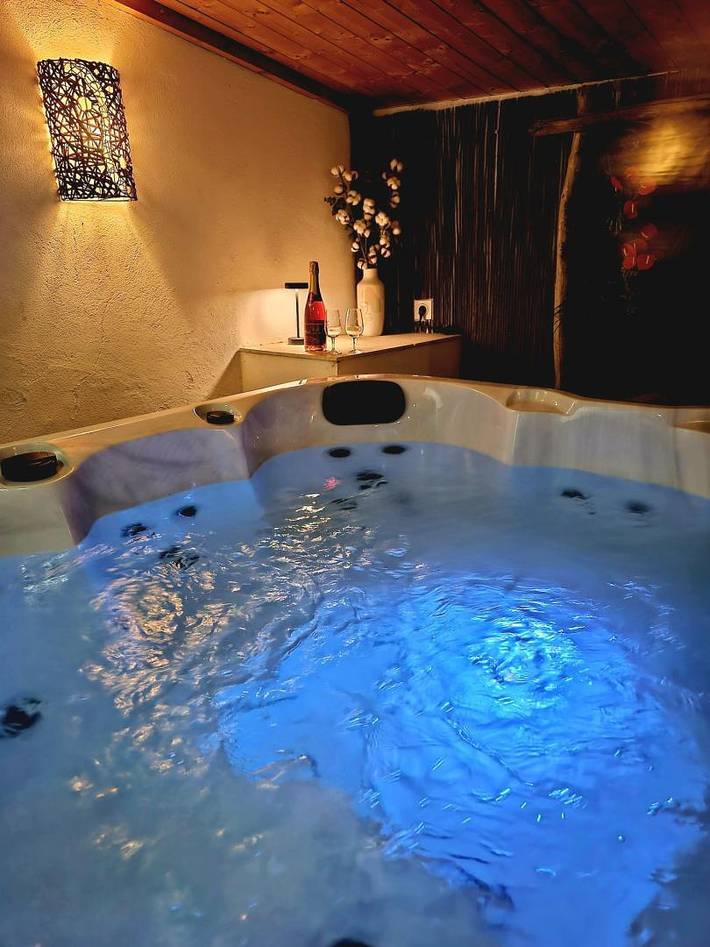 Gîte pour 6 personnes, avec jardin ainsi que jacuzzi et terrasse à Marcorignan