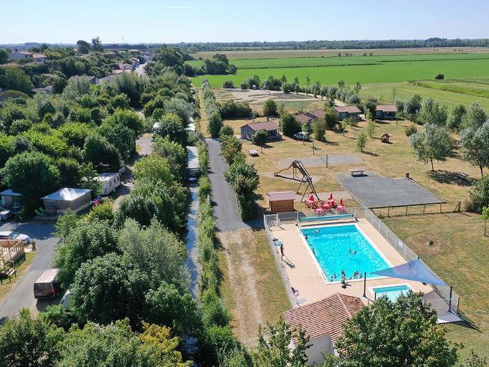 Camping pour 4 personnes, avec Terrasse et Bassin pour enfant dans Fontenay-le-Comte