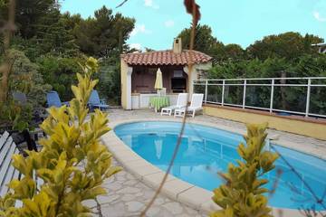 Gîte pour 4 personnes, avec terrasse et piscine à Carnoux-en-Provence