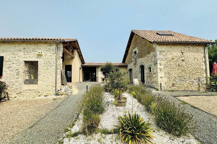 Location de vacances pour 5 personnes, avec jardin et sauna ainsi que jacuzzi et terrasse à Cunèges