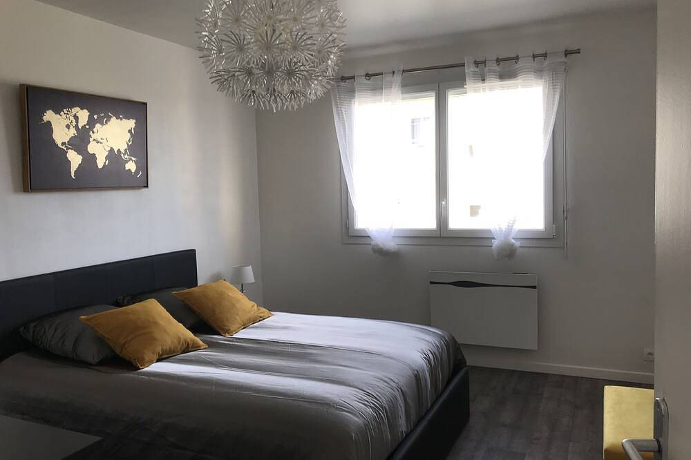 Appartement entier, Beau T2 à 50m du  bord de mer, la plage à pieds . in Les Rosaires, Plérin