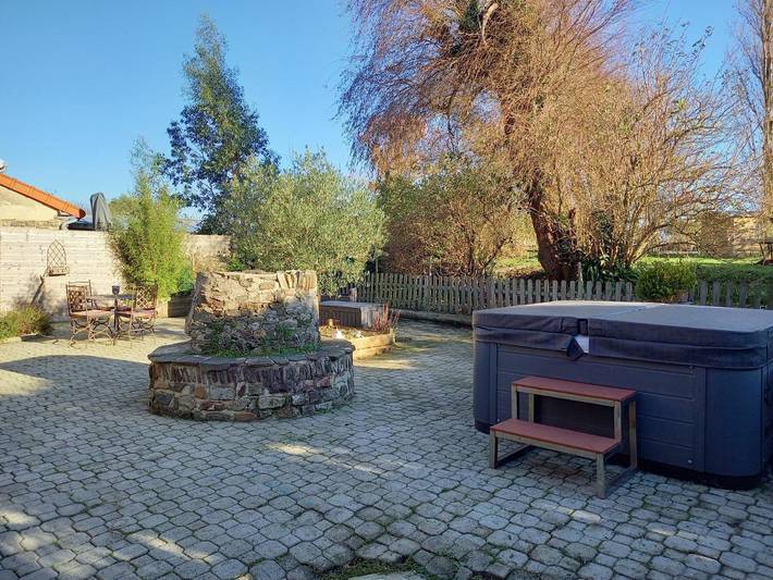 Location de vacances pour 4 personnes, avec terrasse et jardin ainsi que piscine et jacuzzi, animaux acceptés à Surville - 2
