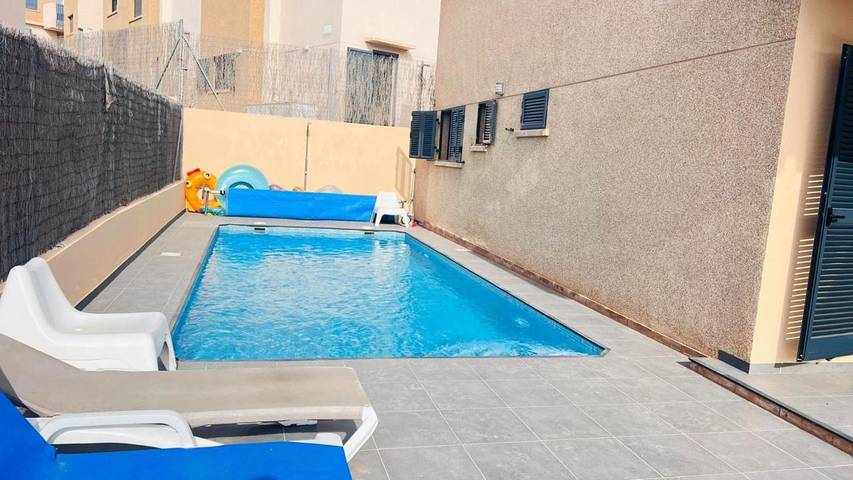 Villa for 6 people, with Balcony and Terrace as well as Garden and Pool in La Zenia