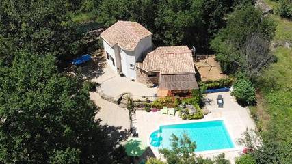 Cottage pour 6 personnes, avec piscine ainsi que terrasse et vue à Saint-Brès