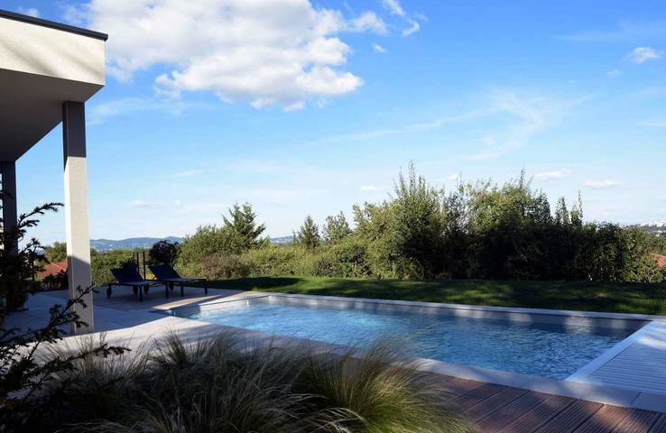 Location de vacances pour 2 personnes, avec Balcon et Terrasse ainsi que Jardin et Piscine à Saint-Genis-les-Ollières - 4