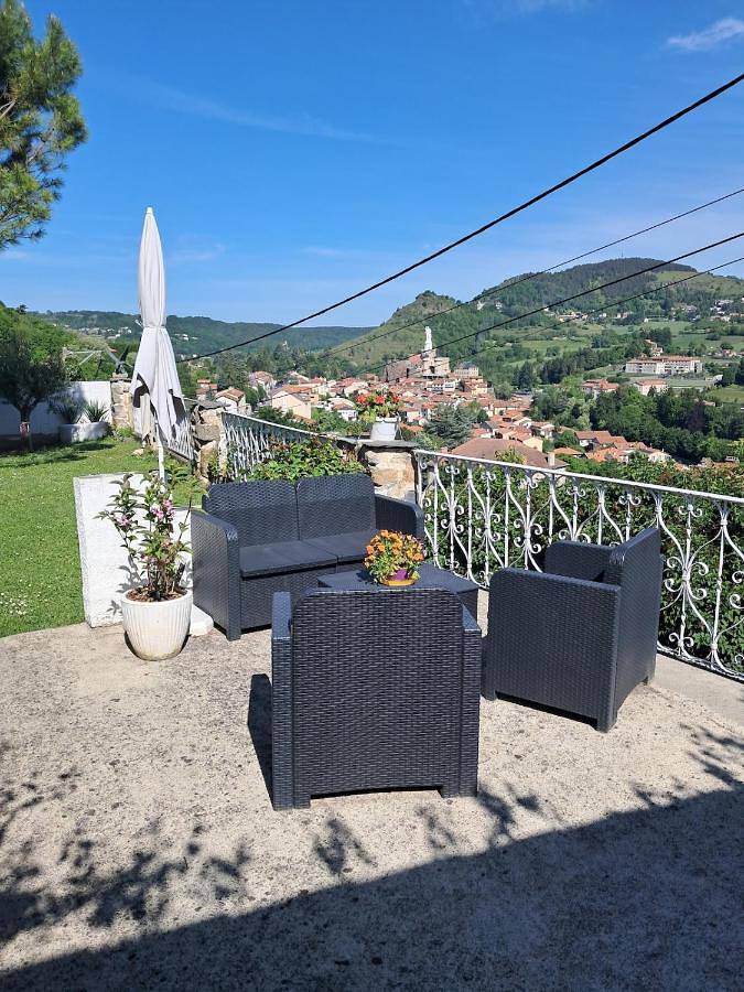 Location de vacances pour 5 personnes, avec jardin ainsi que piscine et vue à Espaly-Saint-Marcel