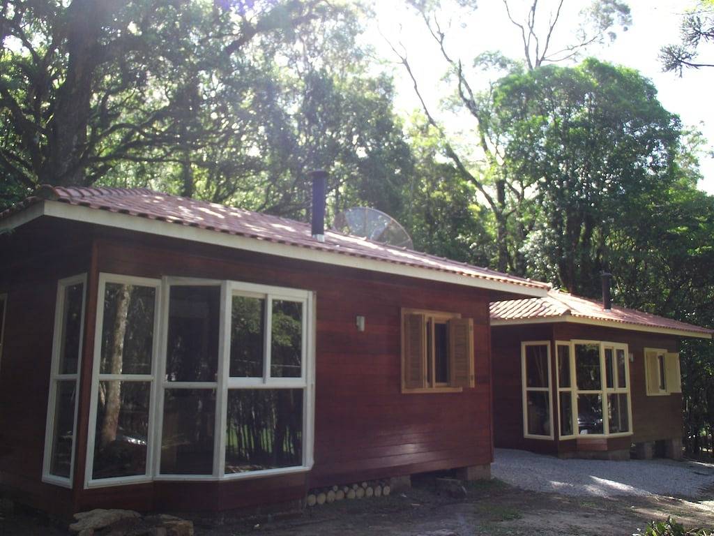 # Edles Creme-Chalet in der Ecke des Rasenberges in Gramado, Rio Grande do Sul