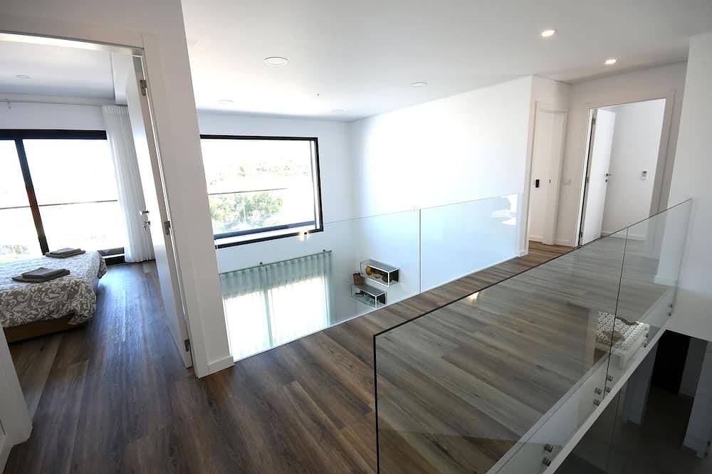 Villa with modern architecture, 7 minutes from the beach. in Portimão, Faro District