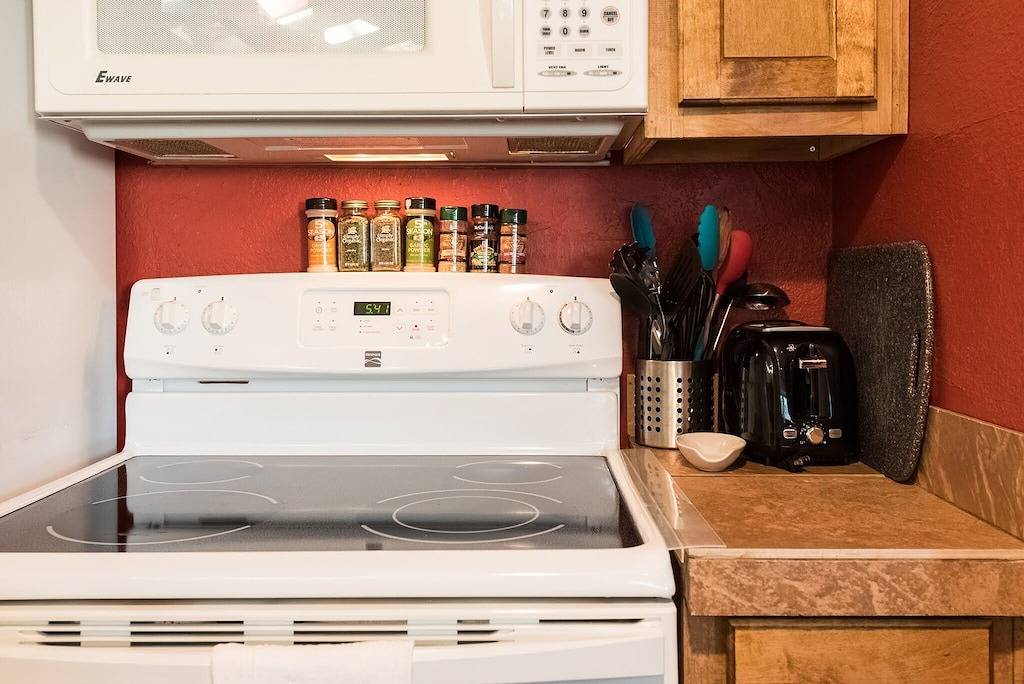 Ganze Wohnung, Erstaunliche Aussicht - 2 Blocks zum Park, Springs, Trails, River - 2 Meilen zum Dt - King Bed! in Austin, Travis County