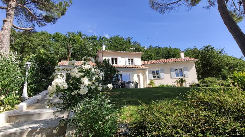 Villa pour 15 personnes, avec jacuzzi et terrasse ainsi que jardin et piscine