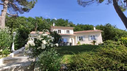 Location de vacances pour 15 personnes, avec piscine et jardin ainsi que terrasse et jacuzzi dans Mours-Saint-Eusèbe