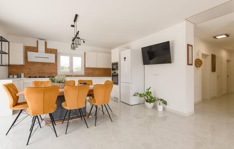 Gemütliche 130 m² große Wohnung mit Pool, WLAN und Parkplatz in Küstennähe in Marčana, Südküste Istrien