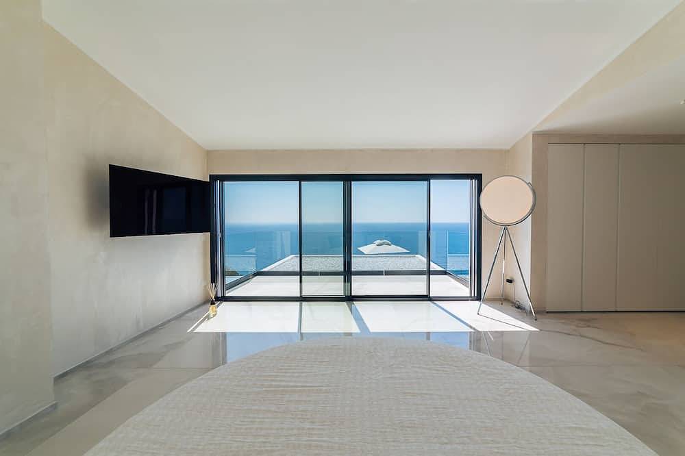Villa Sabrina Riviera dei Fiori a Picco sul Mare with Pool, Wellness & Spa in Oneglia, Imperia
