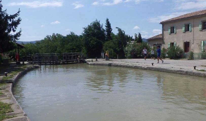 Location de vacances pour 2 personnes, avec jardin ainsi que terrasse et vue à Trèbes - 4