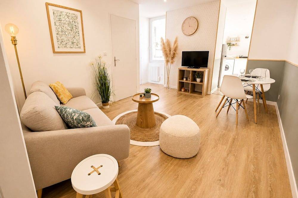 Entire apartment, Charming, quiet one-bedroom apartment with private in Angoulême, Charente