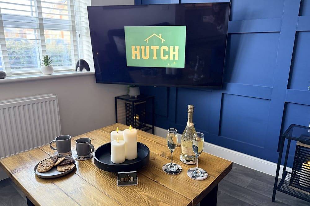 Modern 2-Bed House with Evcharger- Hosted by Hutch in Warwick, Warwickshire