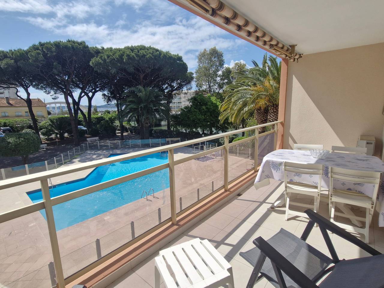 Apartamento entero, Estudio con rincón para dormir, vista parcial al mar, piscina y parking en Sainte-Maxime in Sainte-Maxime, Region de Draguignan